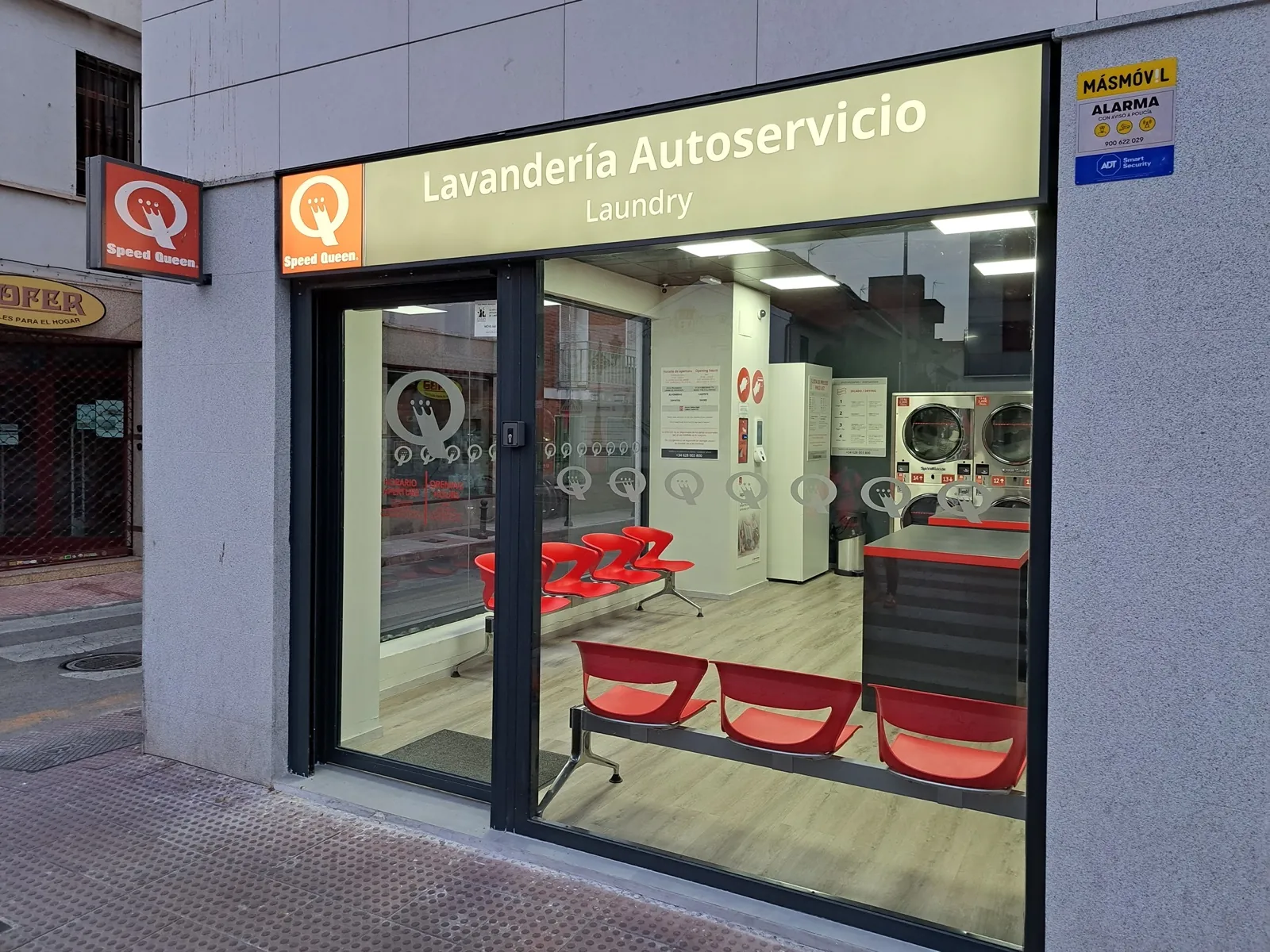 Fachada de una lavandería autoservicio Gira Gira abierta al público