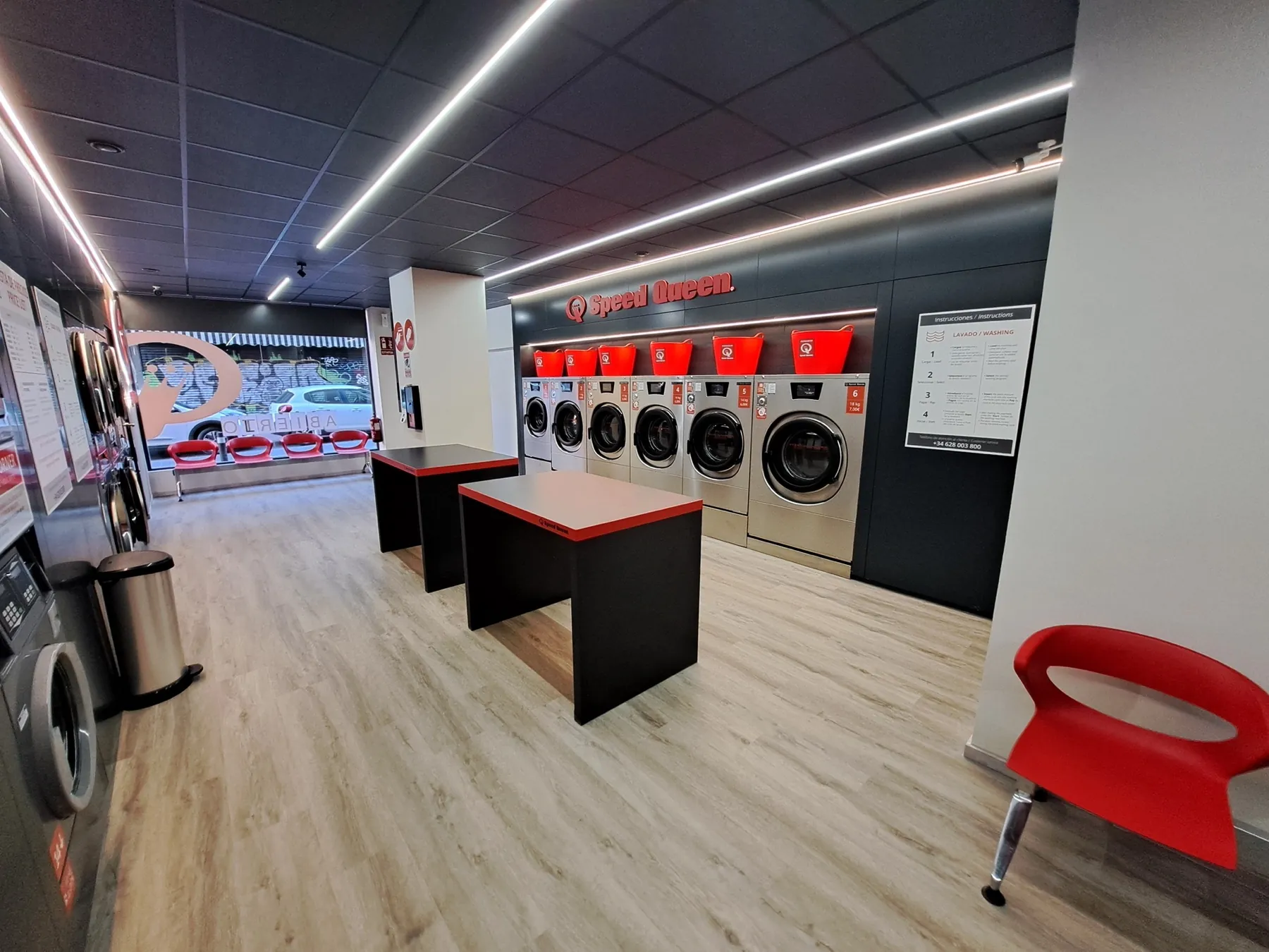 Interior de una lavandería Gira Gira en Madrid