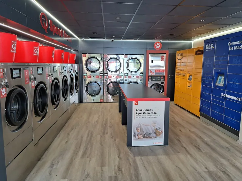 Sala de lavado, con lavadoras Speed Queen y mesas de plegado · Lavandería Gira Gira en Coslada