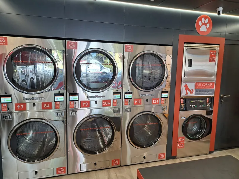 Secadoras de 15 kg y el Pet Corner, la lavadora reservada para la ropa de las mascotas · Lavandería Gira Gira en Coslada