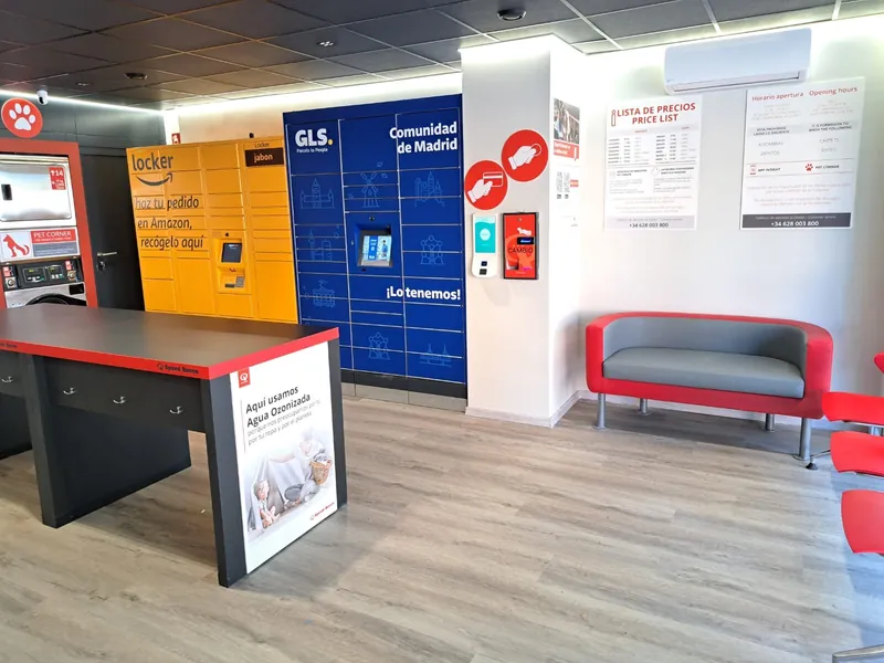 Taquillas de paquetería dentro del local: Amazon y GLS · Lavandería Gira Gira en Coslada