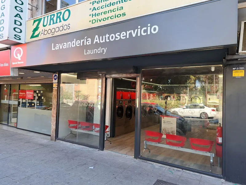 Fachada de la lavandería en Avda. de la Constitución, 72, Coslada
