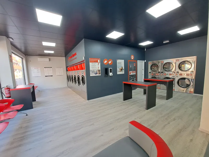 Sala de lavado, con lavadoras Speed Queen y mesas de plegado · Lavandería Gira Gira en Mejorada del Campo