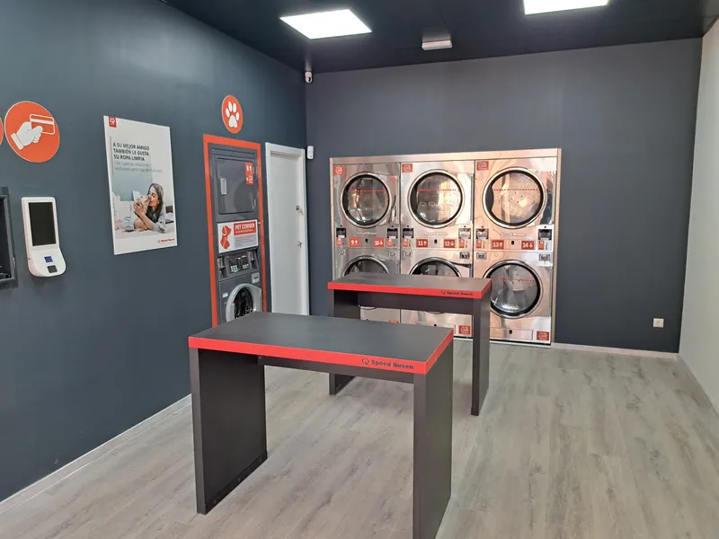 Mesas de plegado en el centro de la sala · Lavandería Gira Gira en Mejorada del Campo