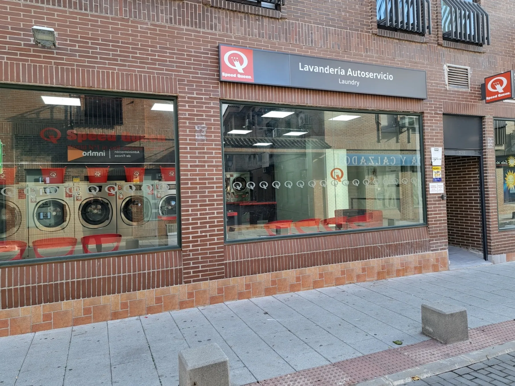 Fachada de la lavandería autoservicio Gira Gira en Mejorada del Campo, C. Beatriz, 2