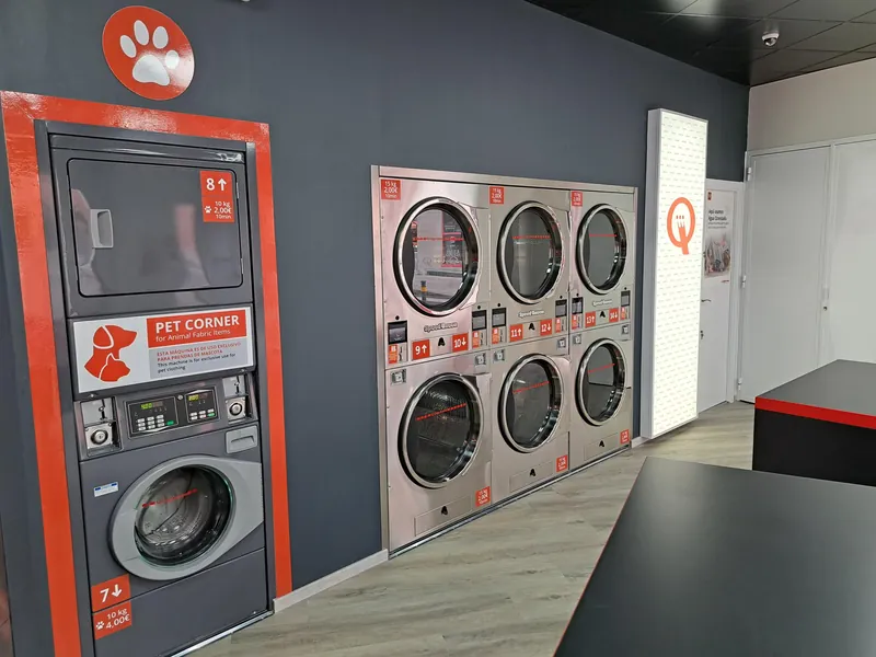 Secadoras de 15 kg y el Pet Corner, la lavadora reservada para la ropa de las mascotas · Lavandería Gira Gira en San Fernando de Henares