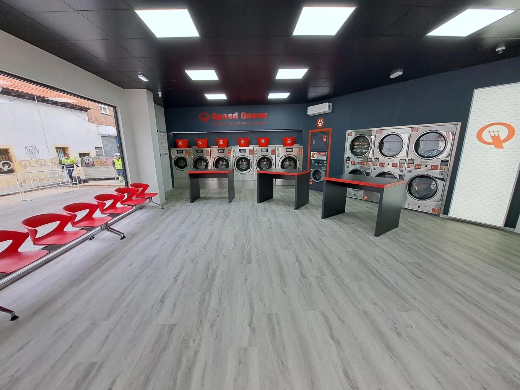 Fachada de la lavandería autoservicio Gira Gira en San Fernando de Henares, C. Santillana, 9