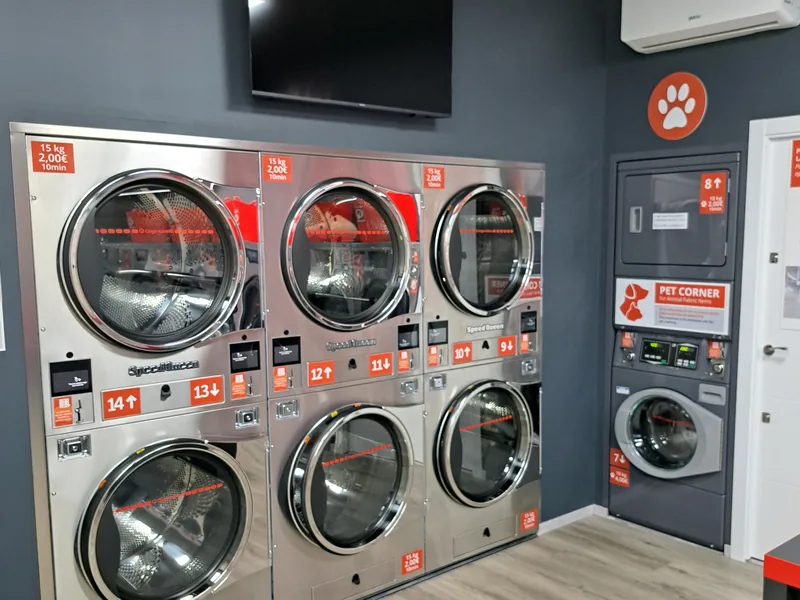 Secadoras de 15 kg y el Pet Corner, la lavadora reservada para la ropa de las mascotas · Lavandería Gira Gira en Torrejón de Ardoz