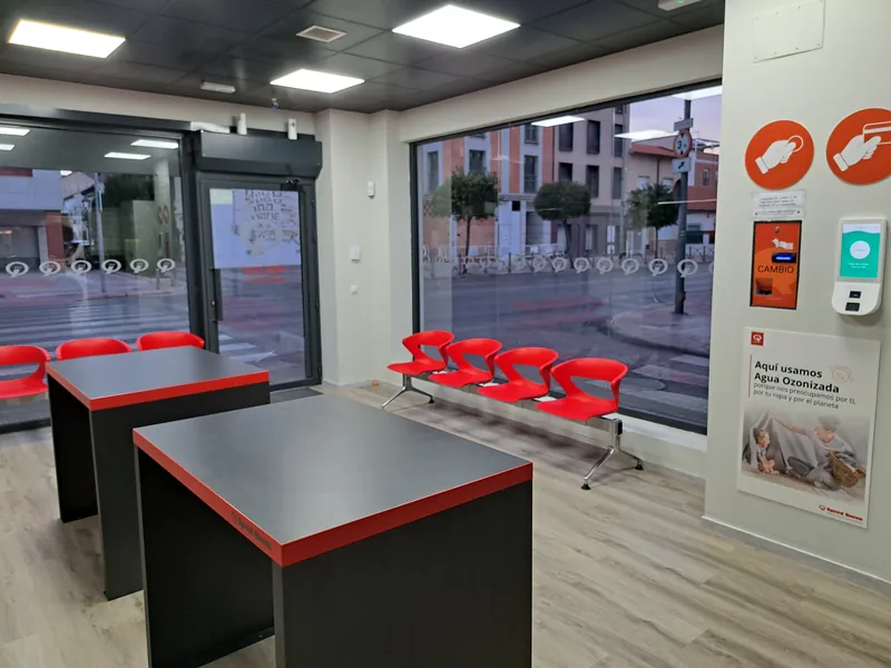 Zona de espera junto al escaparate · Lavandería Gira Gira en Torrejón de Ardoz