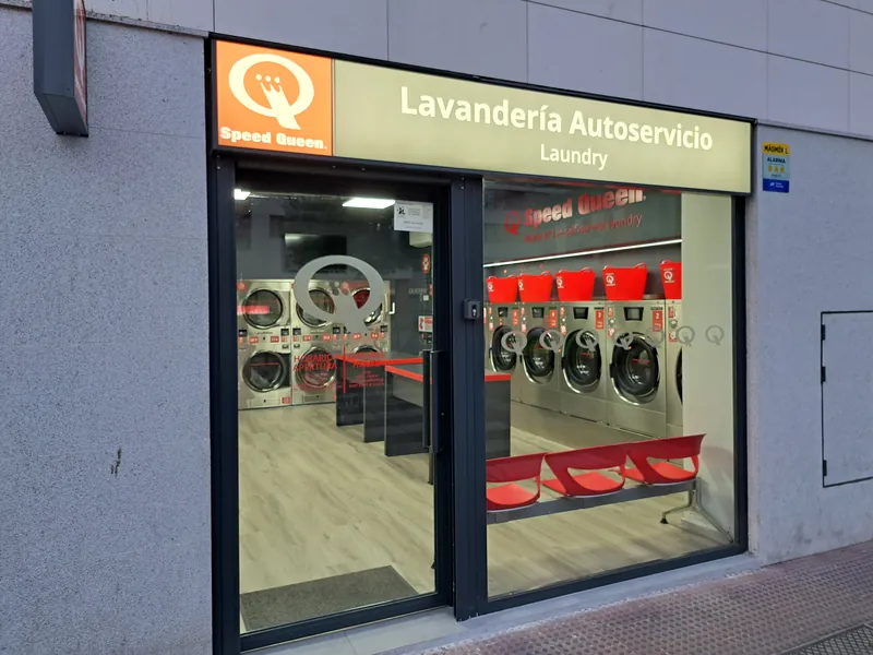 Fachada de la lavandería en Avda. de la Constitución, 70, Torrejón de Ardoz