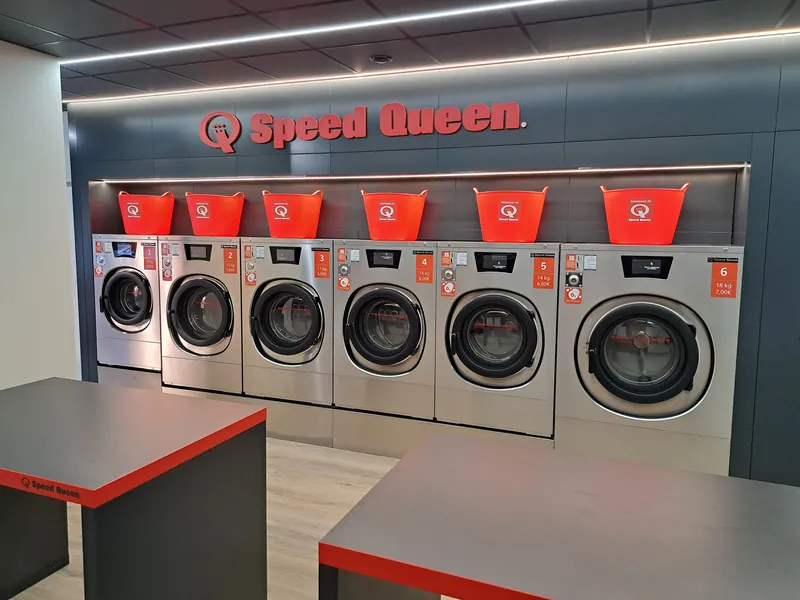 Lavadoras Speed Queen de 8 a 18 kg. Detergente, suavizante y ozono incluidos · Lavandería Gira Gira en Villa de Vallecas