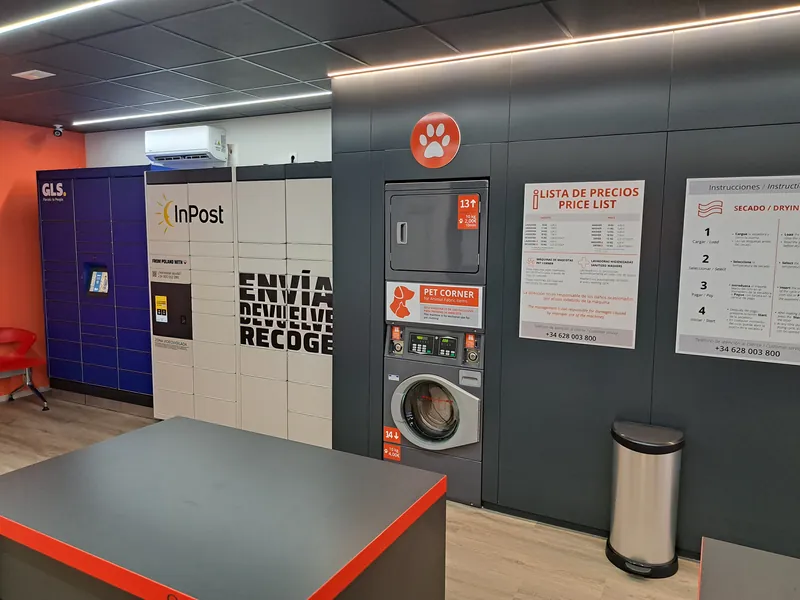 Taquillas de paquetería dentro del local: Amazon, InPost y GLS · Lavandería Gira Gira en Villa de Vallecas