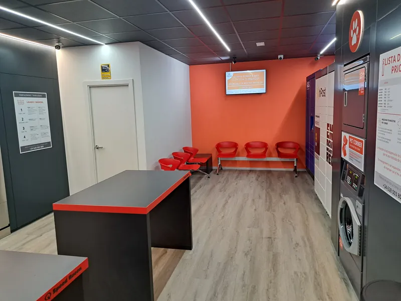 Zona de espera junto al escaparate · Lavandería Gira Gira en Villa de Vallecas
