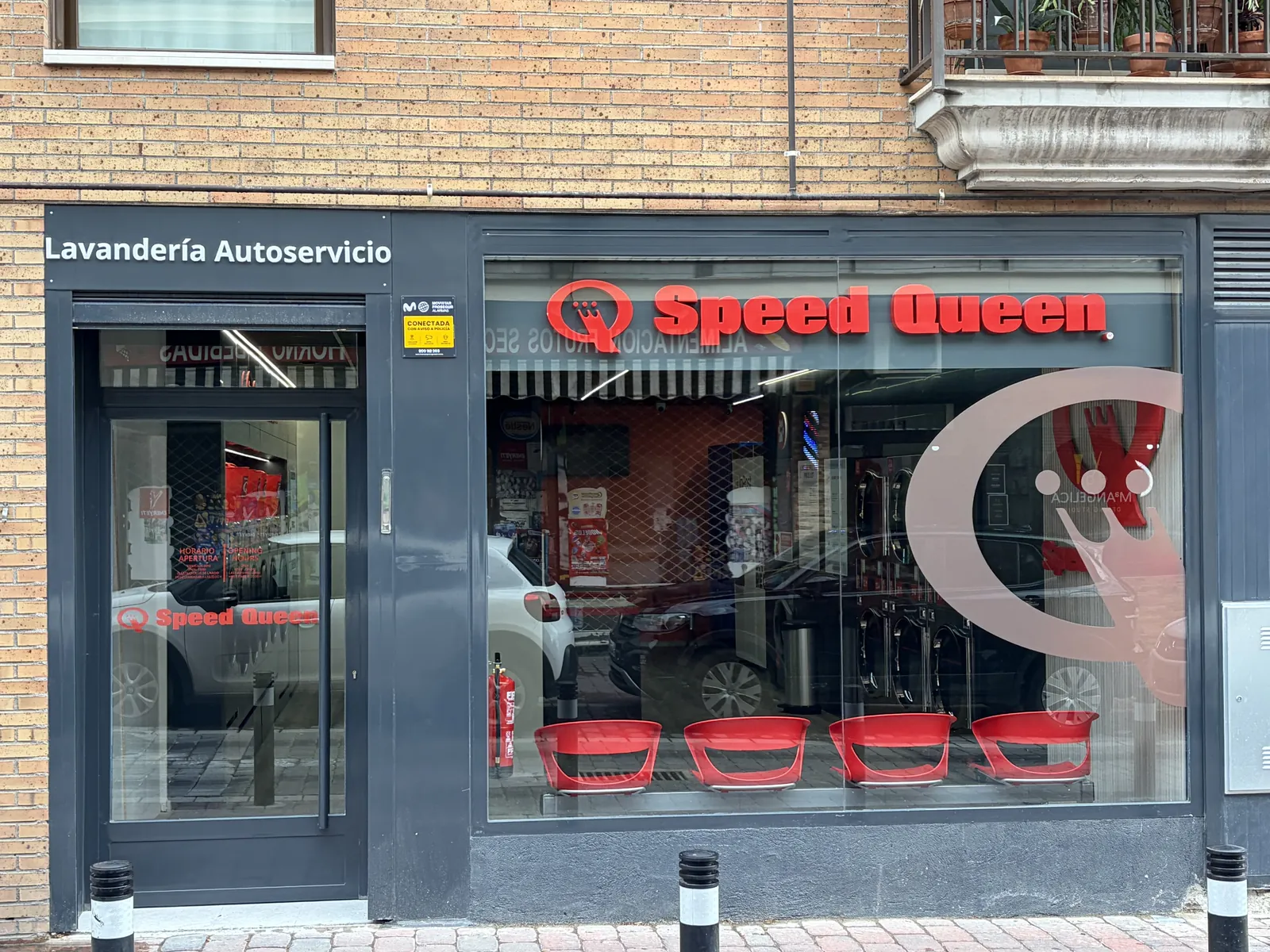 Lavandería autoservicio Gira Gira en Villa de Vallecas, C. del Monte Aya 1