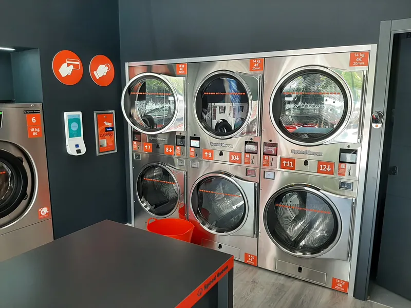 Secadoras de 15 kg: 2 € cada 10 minutos · Lavandería Gira Gira en Vicálvaro