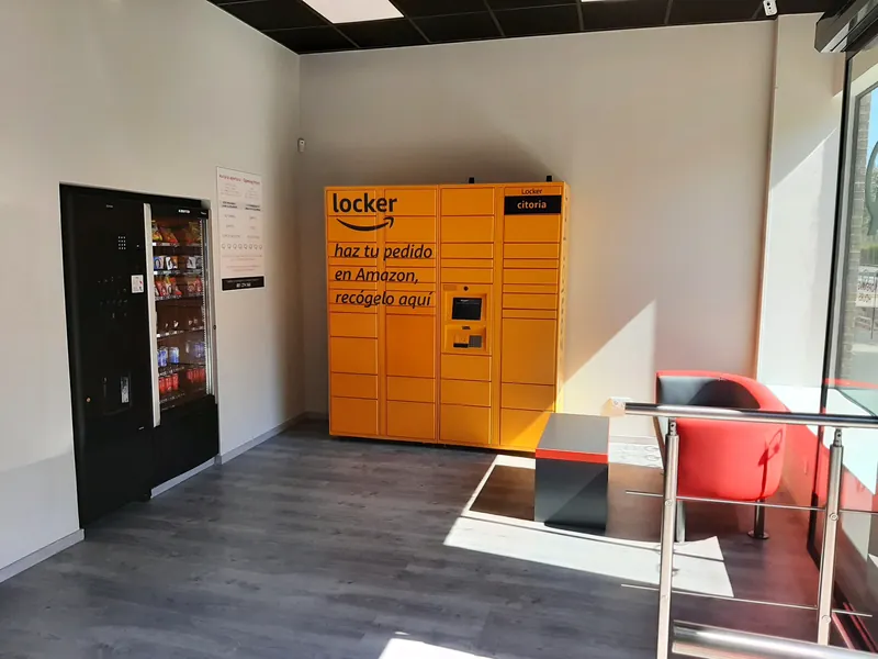 Taquillas de paquetería dentro del local: Amazon, GLS e InPost · Lavandería Gira Gira en Vicálvaro
