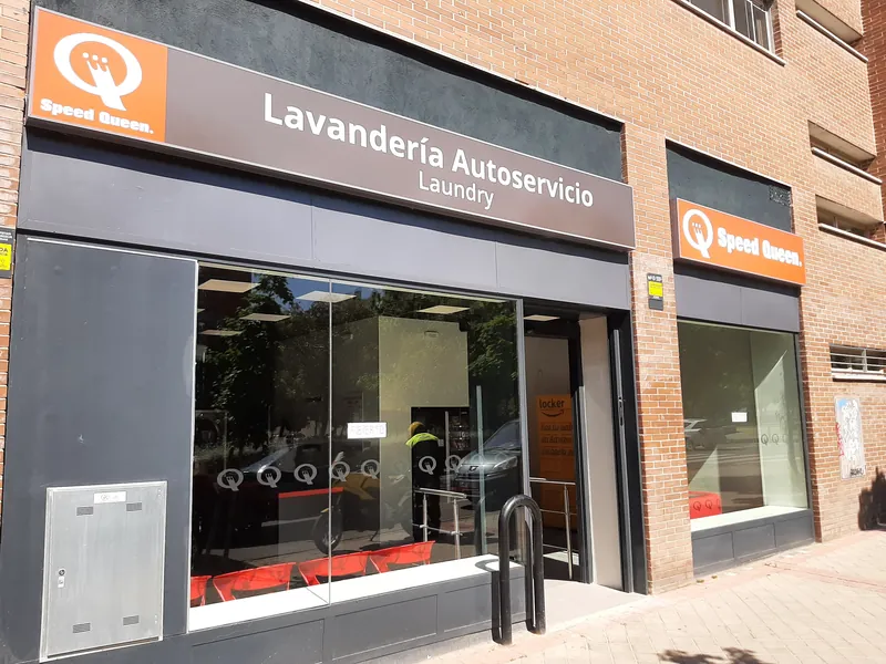 Fachada de la lavandería en Blvr. de Indalecio Prieto, 46, Vicálvaro