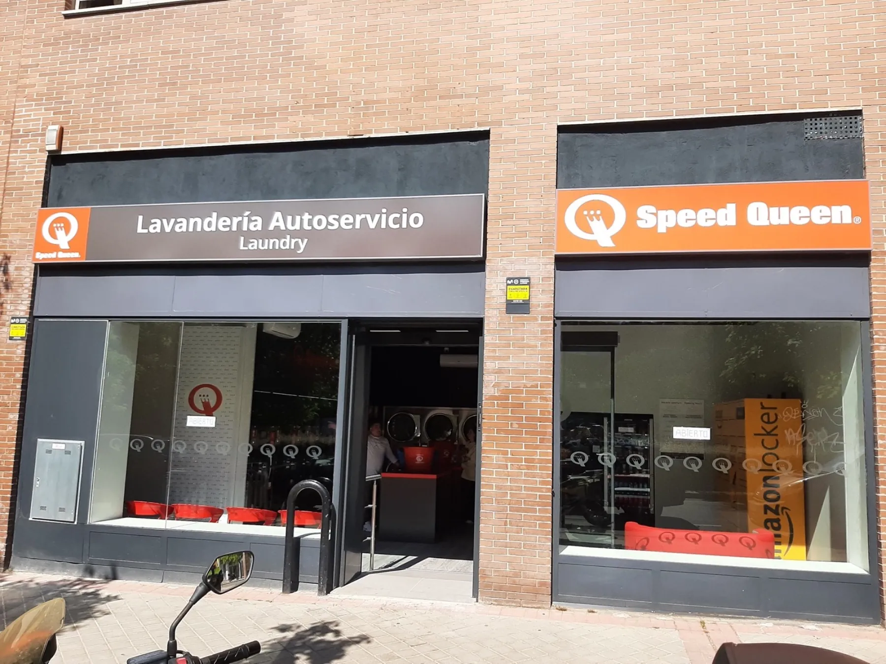 Fachada de la lavandería autoservicio Gira Gira en Vicálvaro, Blvr. de Indalecio Prieto, 46