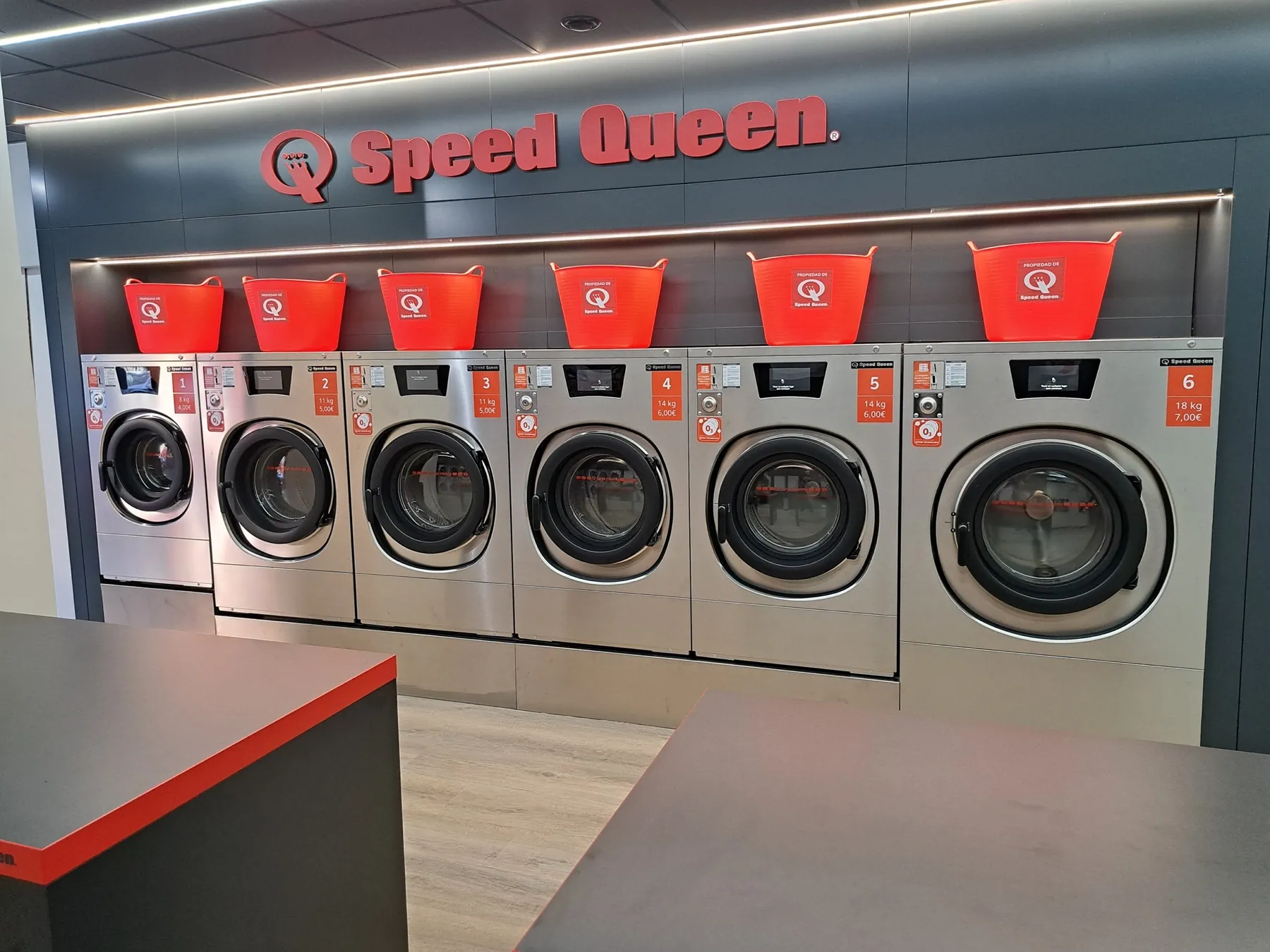 Sala de una lavandería autoservicio Gira Gira en Madrid con lavadoras y secadoras Speed Queen
